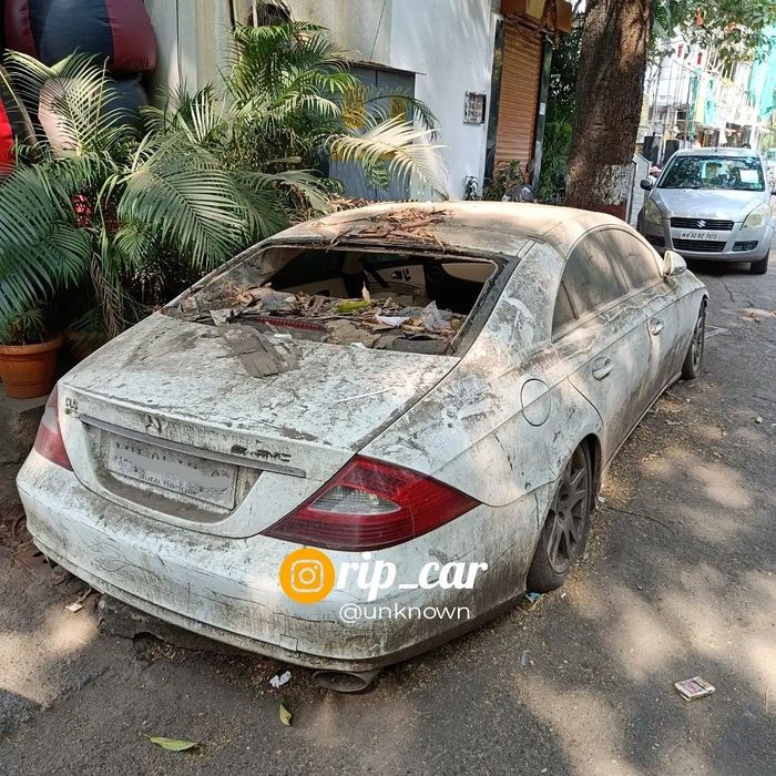 Makin ngenes lihat kondisi bagian belakang Mercedes-Benz CLS 350 yang terbengkalai di India.
