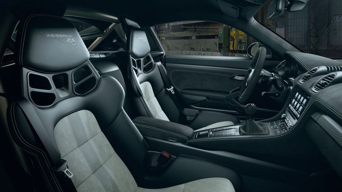 Interior Porsche 718 Cayman GT4 RS dengan Weissach Package.
