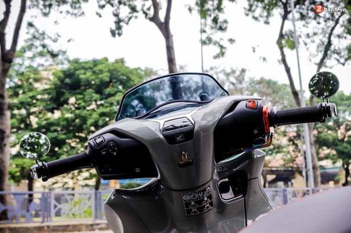 Di bagian lehernya disemati steering damper Ohlins