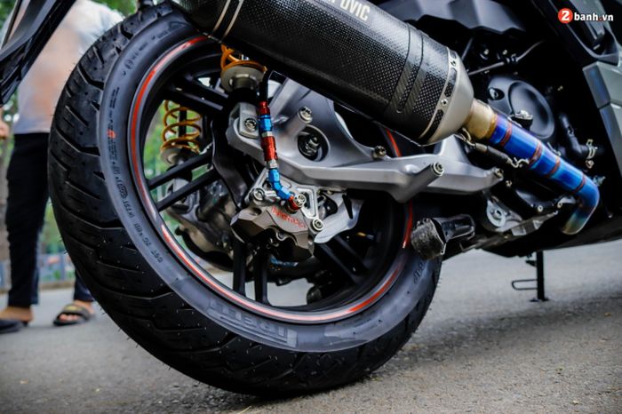 Rem belakang turut diupgrade dengan part Brembo