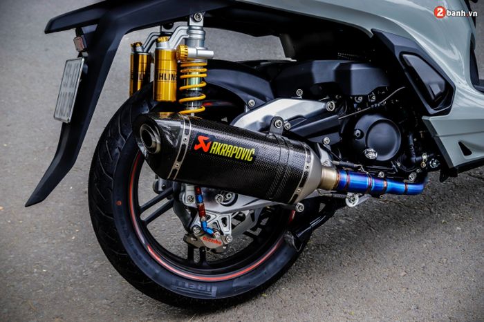 Dipasang juga shock Ohlins dan exhaust system Akrapovic karbon