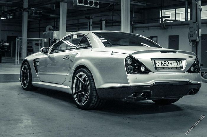 Dengan atap yang bisa dibuka tutup, Mercy SL 55 AMG ini juga terlihat beda dari belakang 