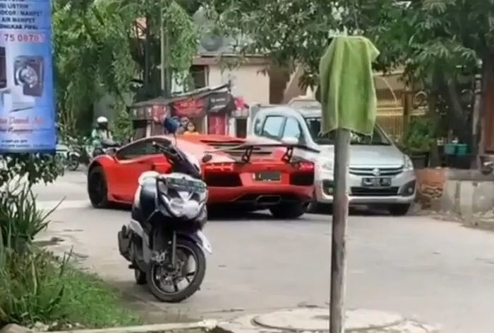 Detik-detik Lamborghini Aventador Superveloce melewati polisi tidur.