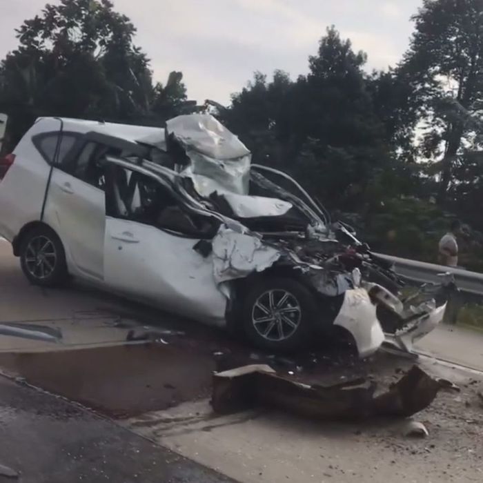 Kondisi Toyota Calya putih yang kecelakaan di Tol Jagorawi