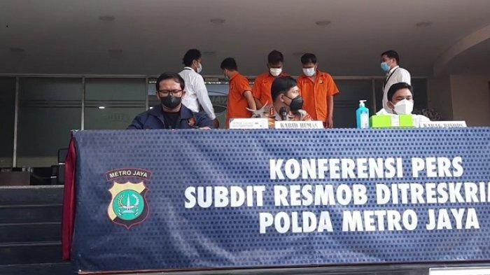 Konferensi Pers penangkapan tiga rampok pengemudi Honda Jazz di Pulo Gadung yang laporannya sempat tak diacuhkan oknum Polsek Pulo Gadung