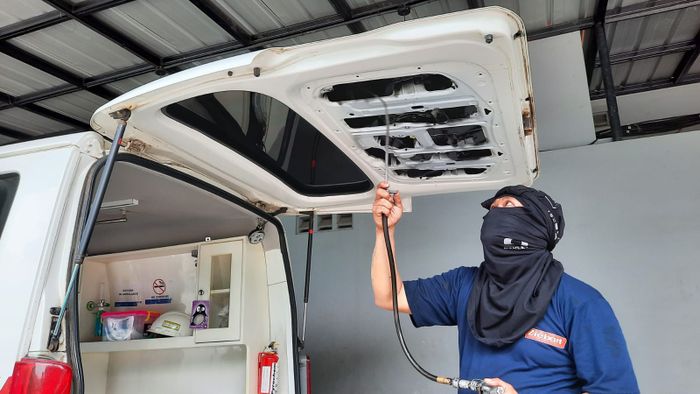 Pemasangan antikarat di bagian dalam pintu mobil di Ziebart