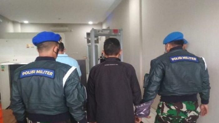 Kolonel Inf Priyanto saat dibawa dua anggota penyidik Polisi Militer di Bandara Sam Ratulangi Manado menuju Bandara Soekarno Hatta  