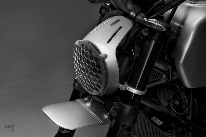 Headlamp LED barunya diberi cover aluminium agar tampangnya makin garang