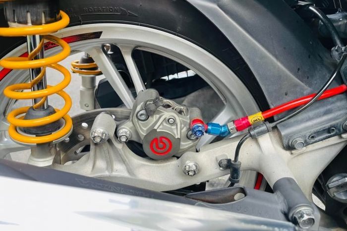 Rem belakang juga memakai kaliper Brembo