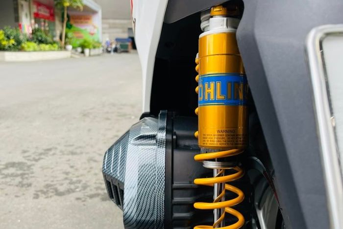 Suspensi belakang diganti dengan shock Ohlins