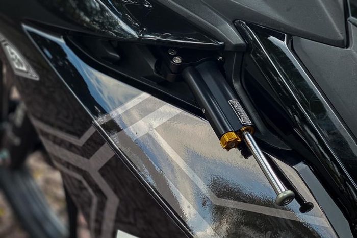 Di bagian sayapnya menyembul sebuah steering damper Ohlins