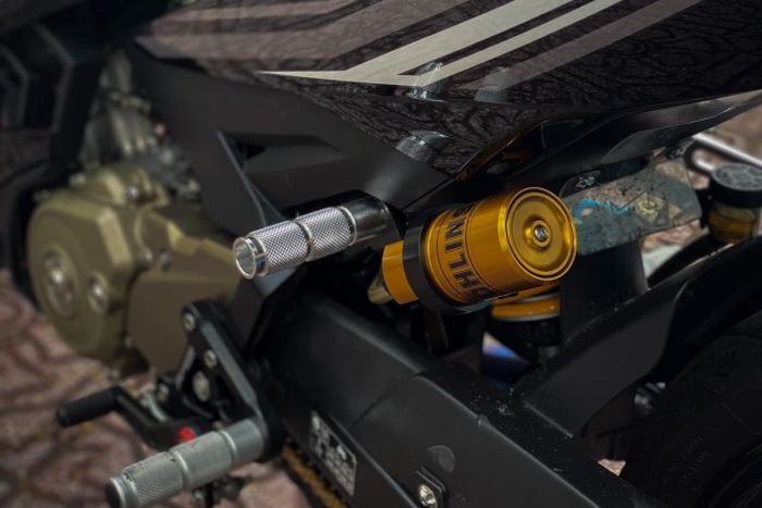Suspensi belakang diganti dengan shock Ohlins