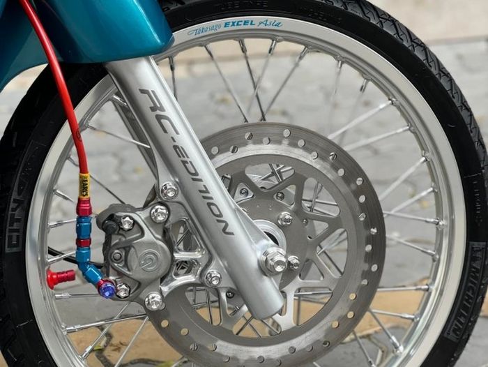 Pelek pakai Excel Asia dan pengereman berkaliper Brembo