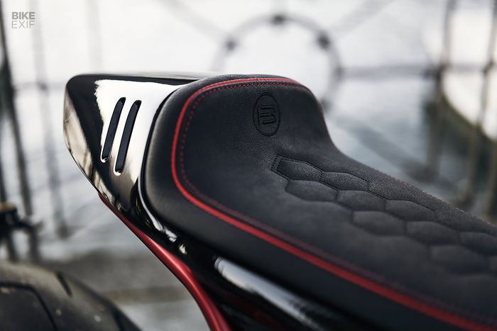 Ada buntut kustom mungil yang dipadukan dengan jok kustom single seat