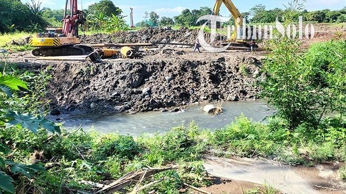 Pengeboran untuk pondasi jembatan Tol Solo-Jogja di sekitar sungai kecil di Dukuh Klinggen, Desa Guwokajen, Kecamatan Sawit, Kabupaten Boyolali, Selasa (28/12/2021)