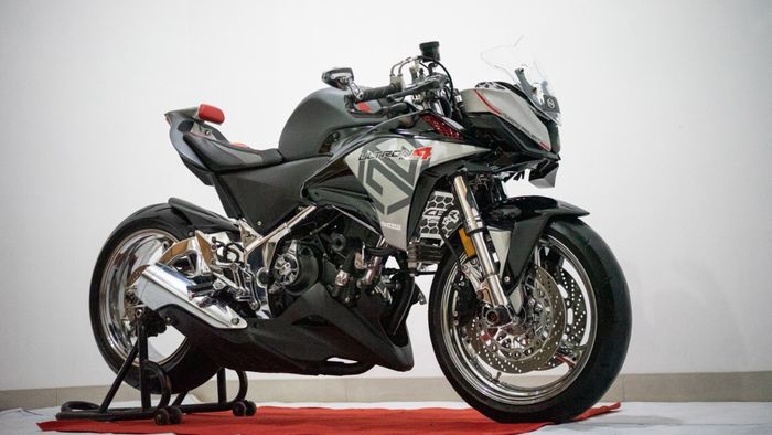 Honda CBR250R kekar dengan sok USD GSX-R 400