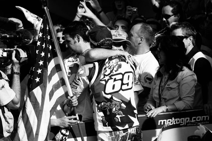Earl Hayden memeluk Nicky Hayden saat memenangkan race di MotoGP