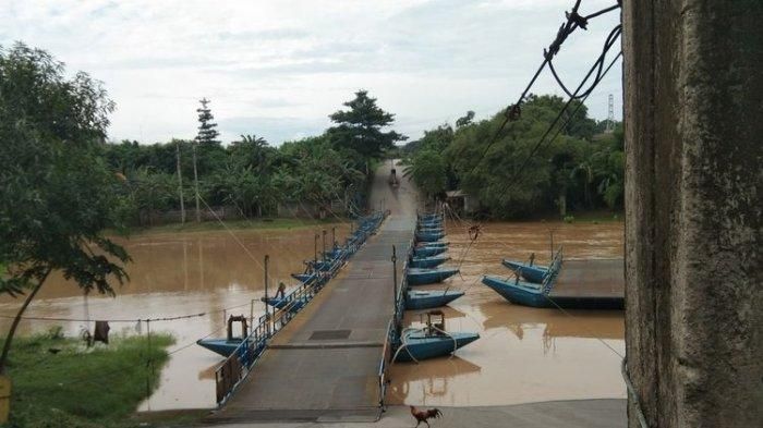 Inilah jembatan penyeberangan yang dibangun Haji Endang dengan cara menempatkan perahu berjajar di atas Sungai Citarum di Dusun Rumambe 1, Desa Anggadita, Kecamatan Klari, Kabupaten Karawang, Jawa Barat