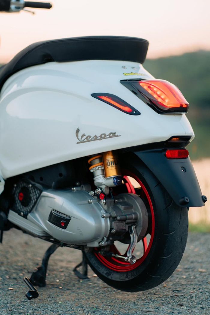 Suspensi pakai shock Ohlins dan lampu-lampu belakangnya diganti aftermarket