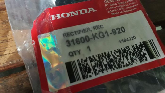 Spare part KW di label kode part tulisannya tidak rapi dan hologramnya berbeda dengan yang ori