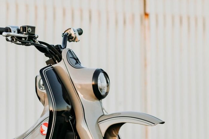 Bagian headlamp diturunkan dan kokpit dibuat telanjang