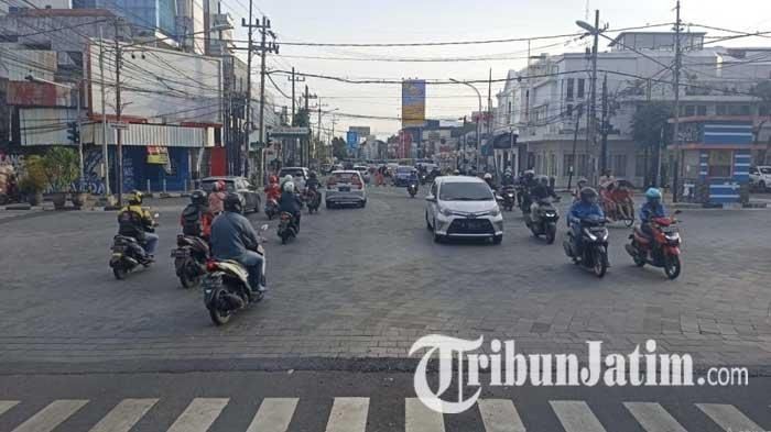 Kondisi lalu lintas di Simpang Empat Rajabali Kota Malang