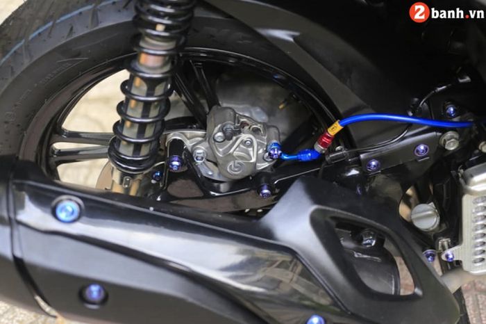 Rem belakang dapat kaliper Brembo dua piston