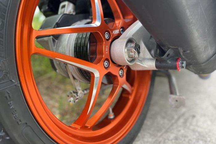 Rem belakang masih model tromol tapi dengan paha rem aluminium