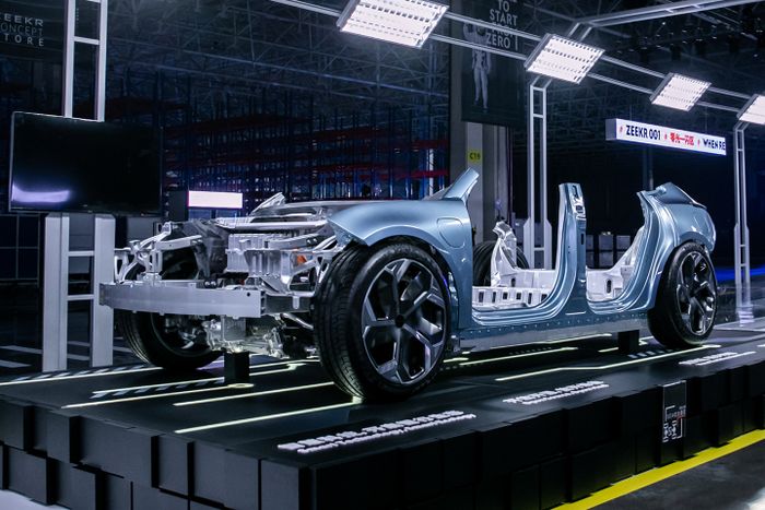 Sasis Zeekr 001 yang tampil di acara peluncurannya.