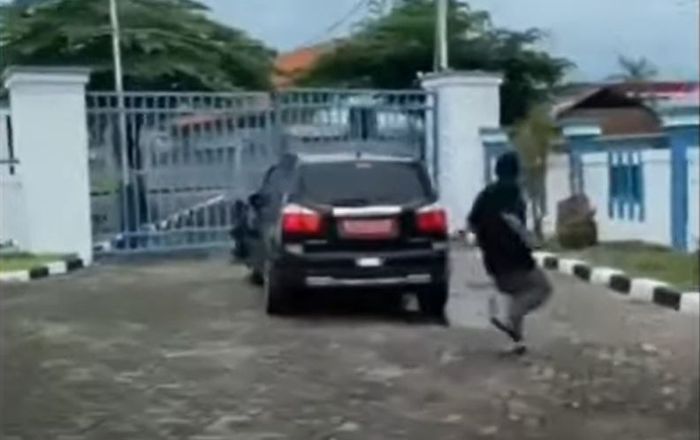 Rekaman video saat Chevrolet Orlando berisi imigran Palestina kabur dengan menabak pagar Rudenim di Raci, Pasuruan, Jawa Timur