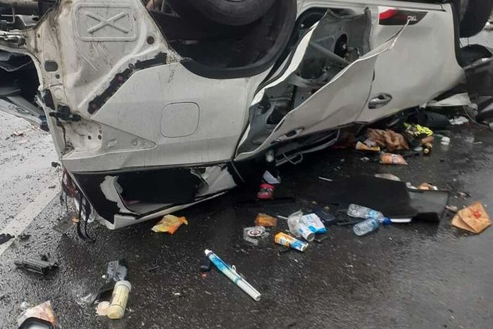 Kondisi Toyota Fortuner saat terbalik hingga isi kabin berhamburan di ruas tol Solo-Ngawi KM 551.400/A