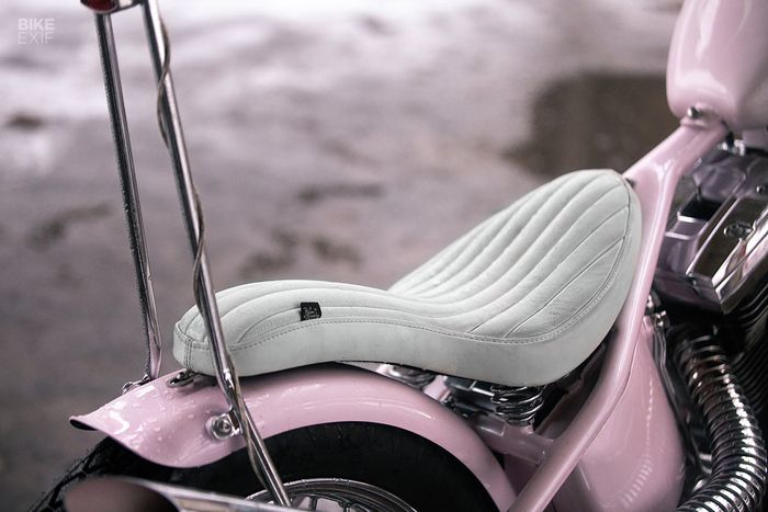 Bodi belakang berupa jok kustom, sissy bar, dan sepatbor khas chopper