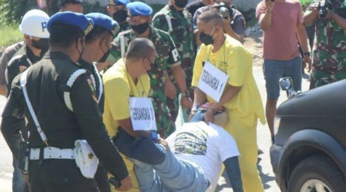 Selama rekonstruksi berlangsung, tangan Kolonel Priyanto terlihat diborgol. Warga yang menonton terus menghujat Kolonel Priyanto. 