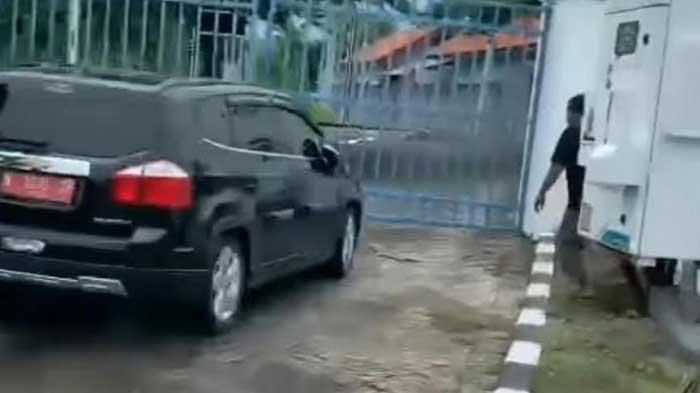 Rekaman saat imigran Palestina membawa kabur Chevrolet Orlando pelat merah untuk kabur dari Rudenim di Raci, Pasuruan dengan jebol pagar