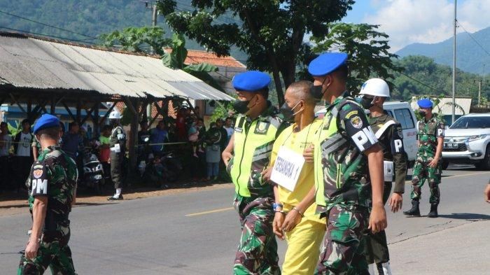 Rekonstruksi kasus tabrak lari sejoli Salsabila dan Handi digelar di Jalan Raya Bandung-Garut tepatnya di Desa Ciaro Kecamatan Nagreg Kabupaten Bandung, Senin (3/11/2021).