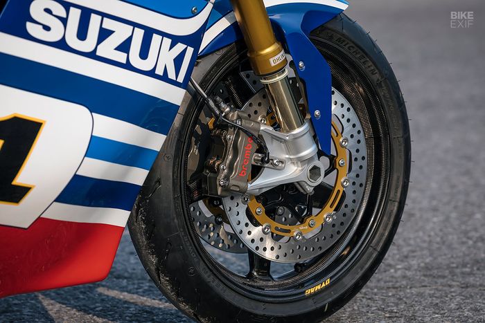 Kaki-kaki mengandalkan shock Ohlins dan pelek karbon Dymag