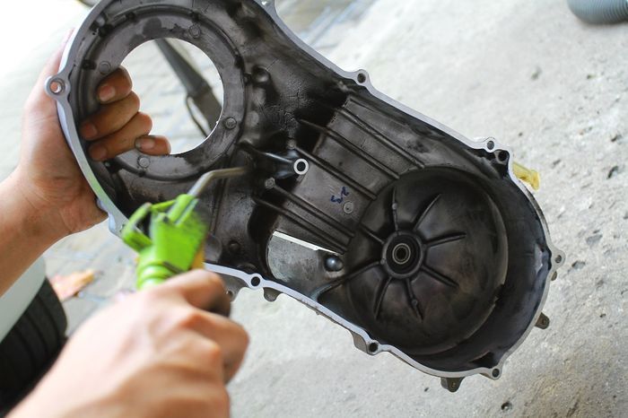 Mengeringkan area cover CVT