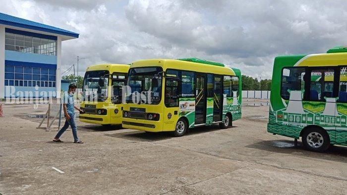 Sejumlah armada bus Trans Banjarbakula terparkir di Terminal Gambut Barakat, Senin (03/01/2021).