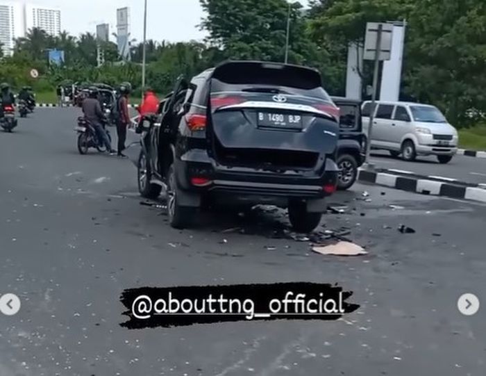 Suzuki Jimny dan Toyota Fortuner kecelakaan di Exit Tol Tangerang-Serpong.