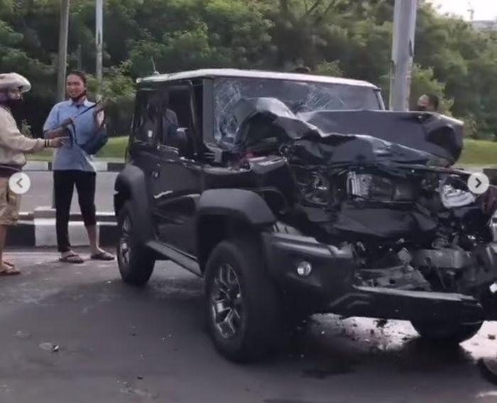 Kondisi Suzuki Jimny yang terlibat kecelakaan dengan Toyota Fortuner di Exit Tol Tangerang-Serpong.