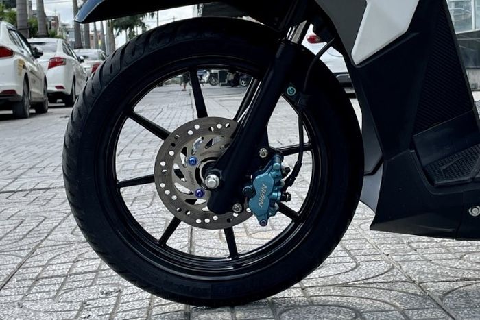 Kaki-kaki mendapat pelek RCB dan pengereman Nissin