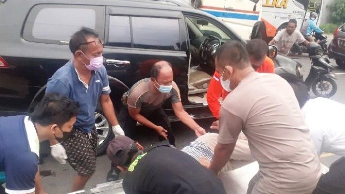 Polisi dan warga saat mengevakuasi jasad pengemudi Mitsubishi Pajero Sport yang meninggal karena serangan jantung