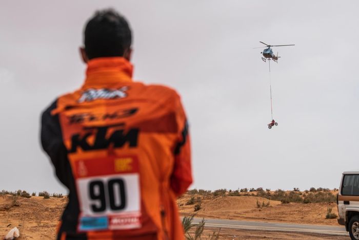 Motor Danilo Petrucci saat dievakuasi helikopter pada etape 2 Reli Dakar 2022
