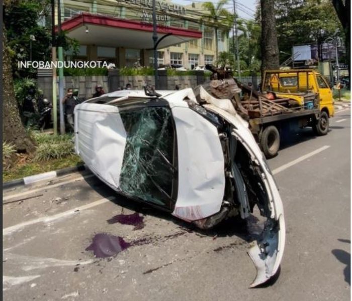 Kondisi Toyota Sienta saat dievakuasi usai terbalik di Jl Ir H Juanda, kota Bandung, Jawa Barat