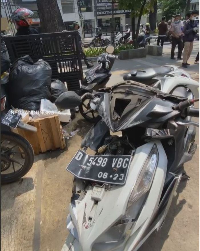 Kondisi Honda Vario 125 dan Yamaha Mio usai disabet Toyota Sienta di Jl Ir H Juanda, kota Bandung, Jawa Barat