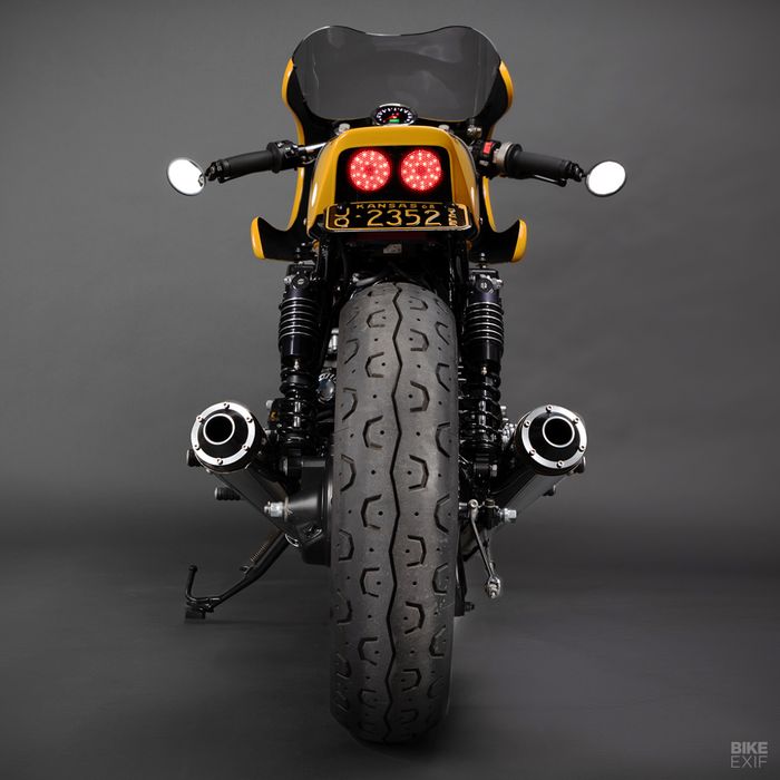 Di belakang dipasang buntut kustom