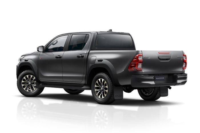 Tampilan belakang Toyota Hilux GR Sport versi Eropa.