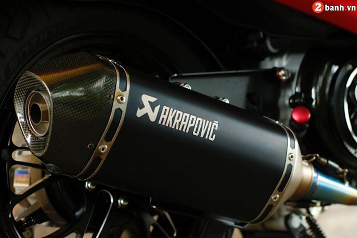 Sektor mesin mendapat knalpot Akrapovic