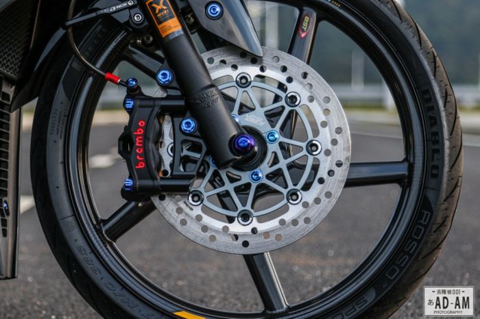 Kaki-kaki dapat upgrade istimewa terutama peleknya yang karbon