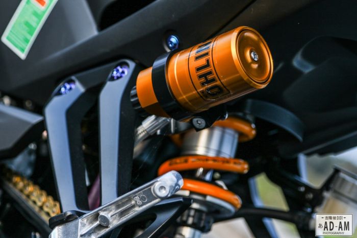Swingarm dan shock tak lupa untuk diganti